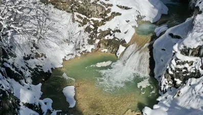 Yaz aylarında suyun rengi değişiyor. Üç ayrı gölün birleşiminden oluşuyor