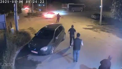 Driften rahatsız oldu: Otomobile tabure fırlattı