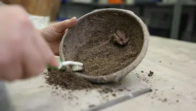 İzmir'deki Yassıtepe'de 5 bin yıllık kase bulundu