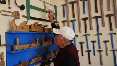 Dedesinden kalma eşyalardan oluşturdu: Çekiç, balyoz, mobilya araçları...