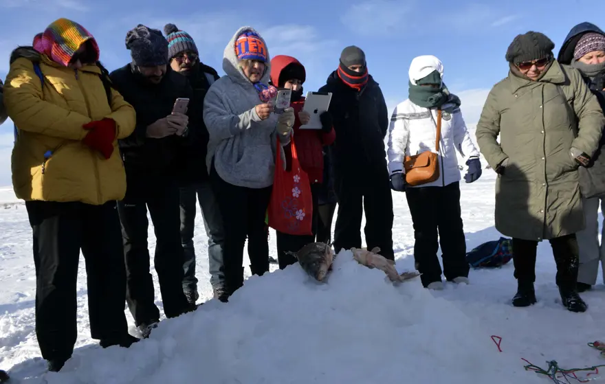 Donan Çıldır Gölü'nde balık tutuyorlar 13