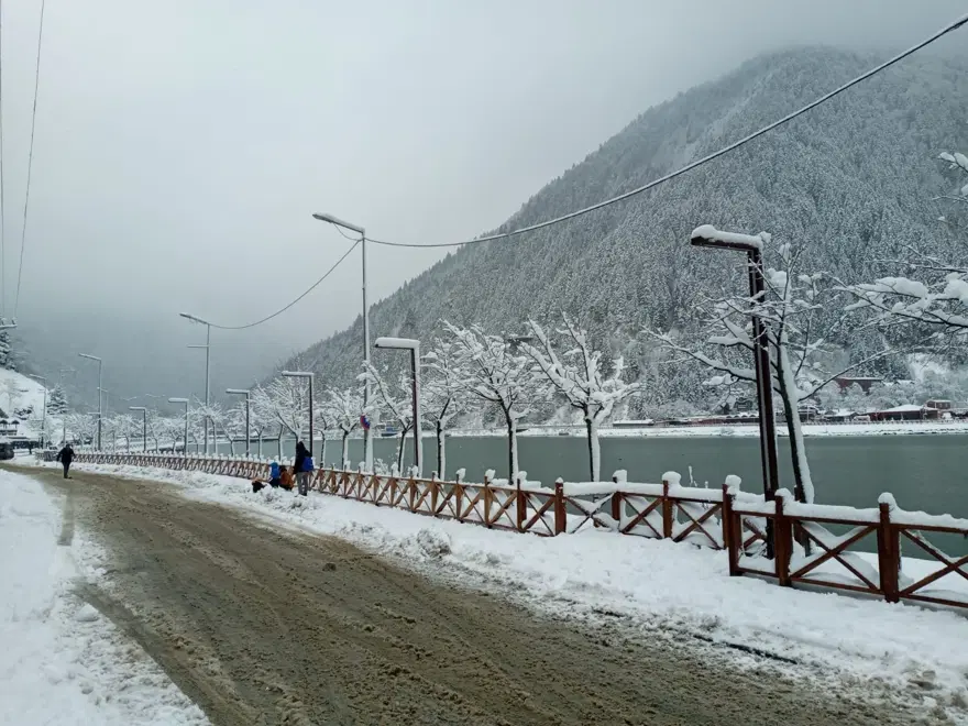 Uzungöl beyaza büründü, seyrine doyumsuz manzaralar oluştu 11