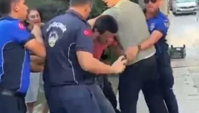 Seyyar satıcıya zabıtadan sokak ortasında dayak