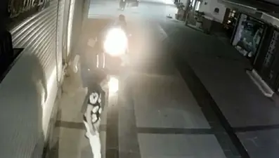 Turistlerin yolunu kesip elektronik sigaralarını gasbettiler