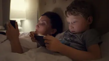 "Cep telefonu ışığı kısa boya yol açabilir" (Beyin gelişimi için de riskli)