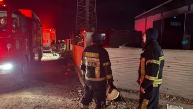 Plastik fabrikasında yangın: Bir işçi zehirlendi