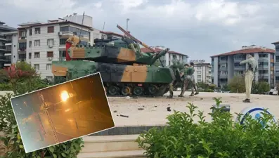 Anıt tanka çarpan otomobil alev aldı