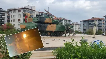 Anıt tanka çarpan otomobil alev aldı