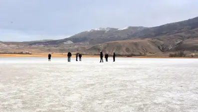 Tarlalar susuz kaldı, çiftçiler çözüm arıyor