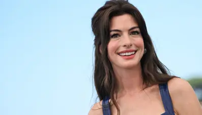 Anne Hathaway sahnede düşük yaptığını açıkladı