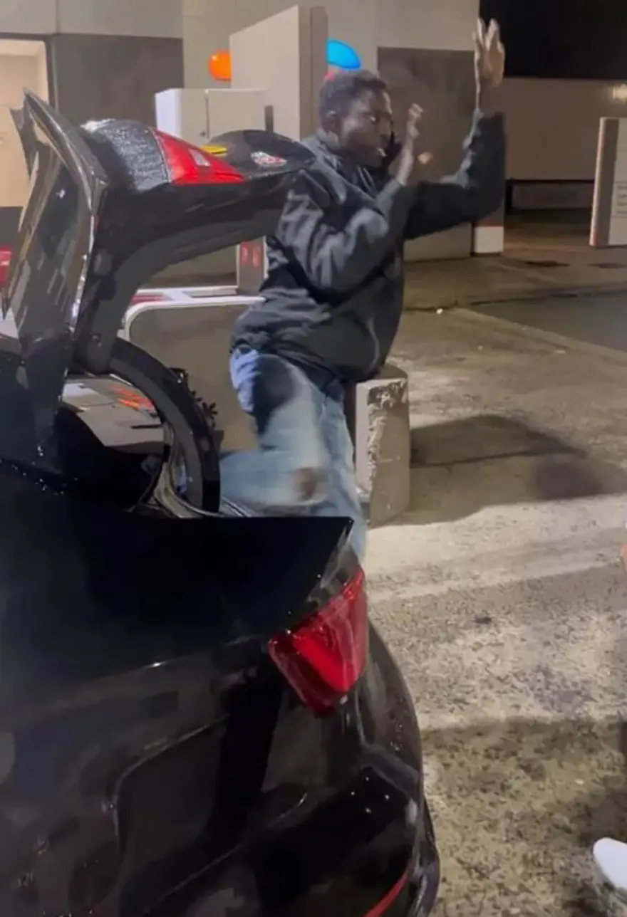 Tatilden dönen adam arabasının bagajını açınca hayatının şokunu yaşadı! 1 Tatilden dönen adam arabasının bagajını açınca hayatının şokunu yaşadı! 1