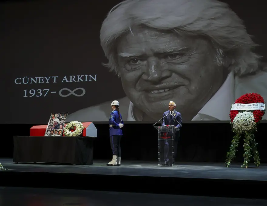 Cüneyt Arkın'ı binlerce kişi gözyaşlarıyla uğurladı 41 Cüneyt Arkın'ı binlerce kişi gözyaşlarıyla uğurladı 41