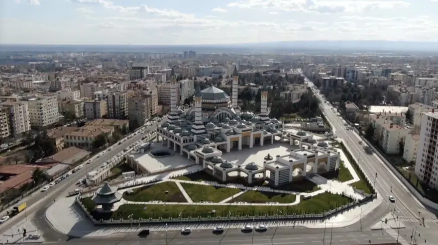 Selahaddin Eyyubi Camisi ibadete açıldı 2 Selahaddin Eyyubi Camisi ibadete açıldı 2
