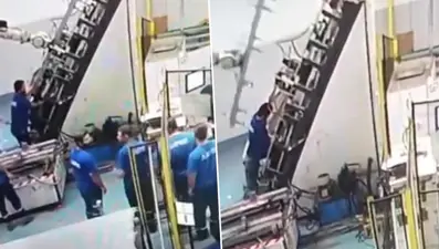 Fabrikada feci olay: Makine sırtına saplandı