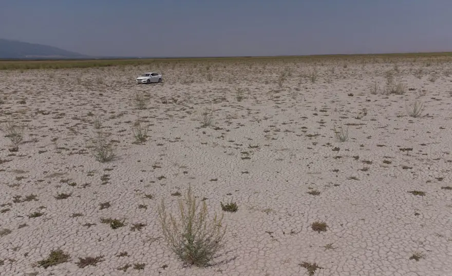 Kuruyan Akşehir Gölü'nün ortasında araçla gezilebiliyor 9