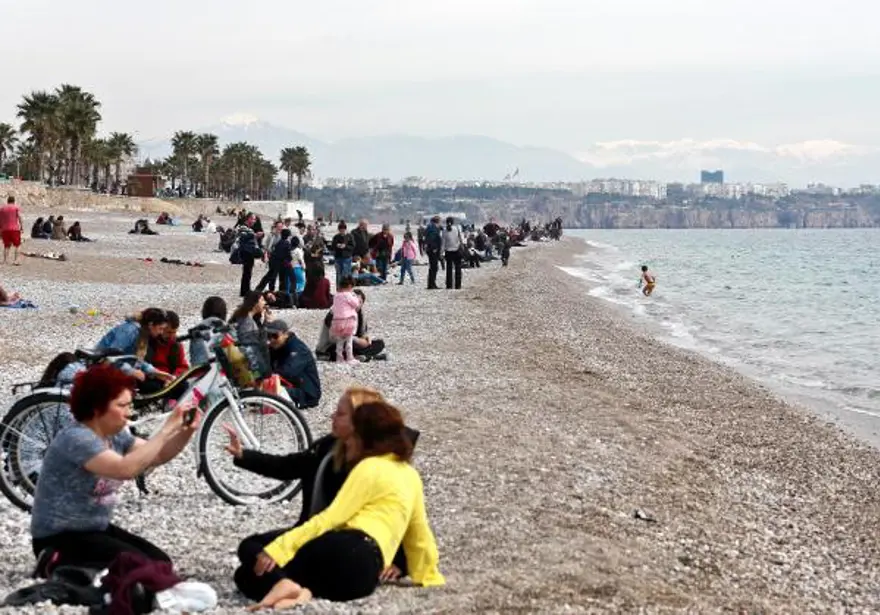 Çocuklar yüzdü, büyükler güneşlendi 1