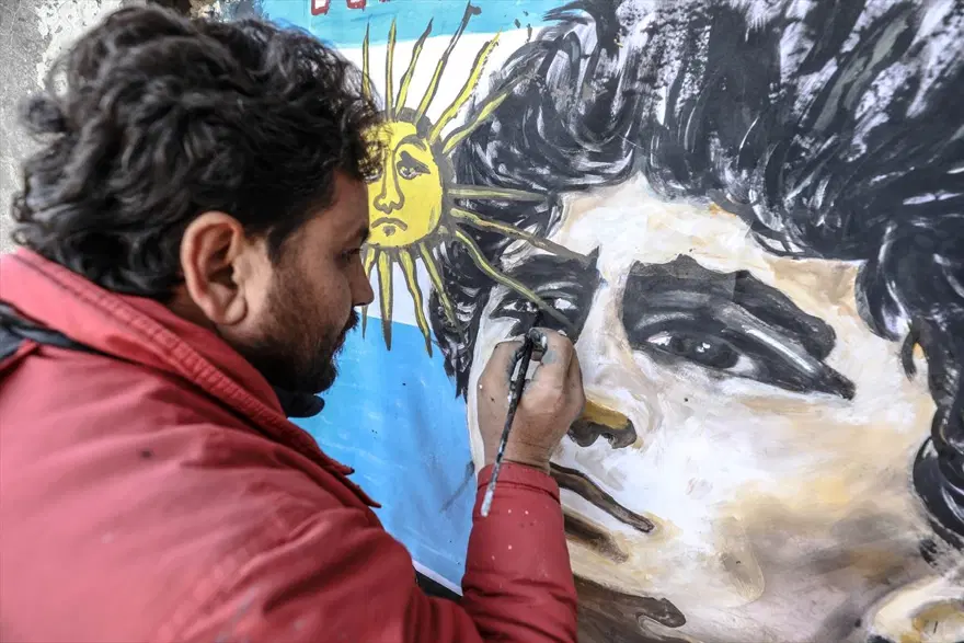Maradona'nın resmi İdlib'de yıkılan bir evin duvarına çizildi 3
