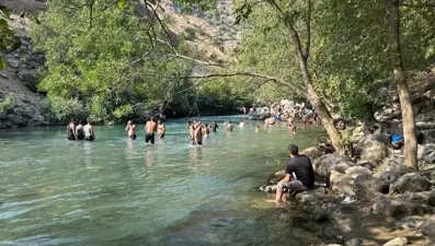 İlçe merkezine 25 kilometre uzakta: Sıcaktan bunalan oraya akın etti