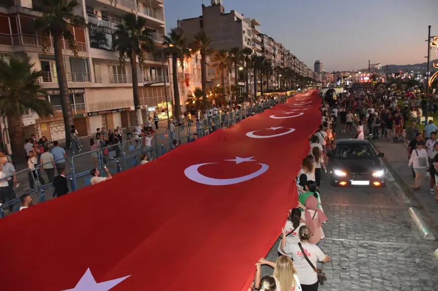 İzmir’de kurtuluş günü coşkusu: Tarkan konserine yüz binlerce kişi akın etti 27