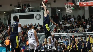 Fenerbahçe Beşiktaş'ı yenerek 2017'yi lider tamamladı