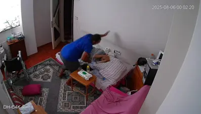 Şizofren doktor yatalak annesini döverek komalık etti