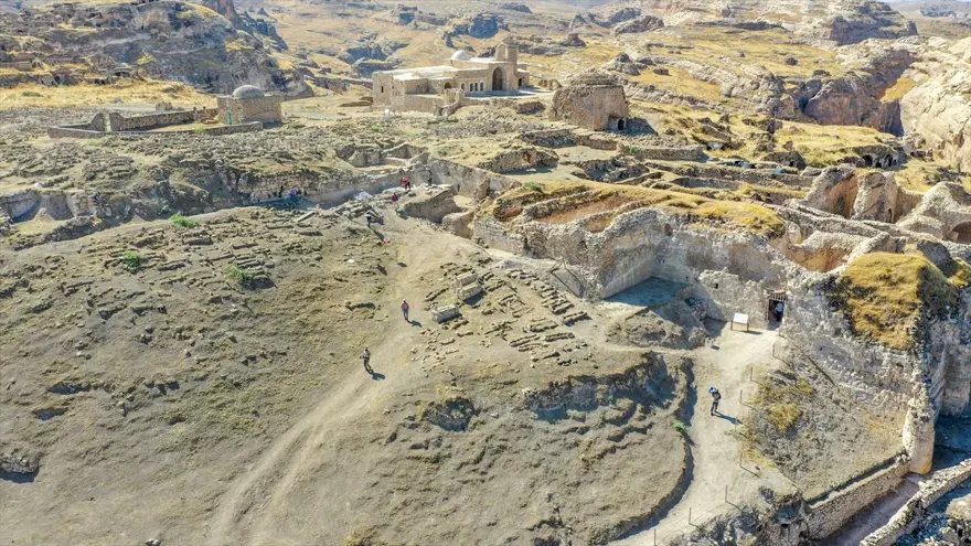 Arkeolog çiftin bebeği Sarya Hasankeyf kazı ekibinin neşe kaynağı oldu 29 Arkeolog çiftin bebeği Sarya Hasankeyf kazı ekibinin neşe kaynağı oldu 29