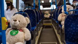 Finlandiya'da sosyal mesafeyi sağlamak için oyuncak ayılı toplu taşıma Finlandiya'da sosyal mesafeyi sağlamak için oyuncak ayılı toplu taşıma