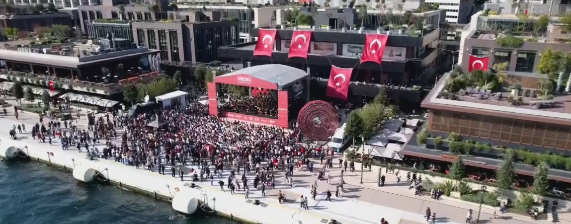 Galataport'ta Cumhuriyet coşkusu: Doğuş Çocuk Senfoni Orkestrası'ndan 101. Yıl Konseri