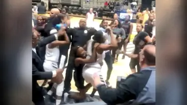 Kadın basketbolcular maç sonunda birbirine girdi