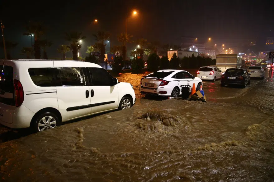 Kuvvetli sağanak birçok ilde hayatı felç etti: Sele kapılan 3 kişi hayatını kaybetti, 1 bebek kayıp 18