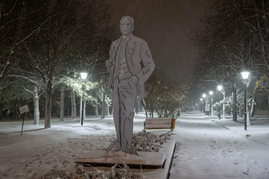 Ankara’da beyaz örtü: Anıtkabir’dekartpostallık görüntü 5