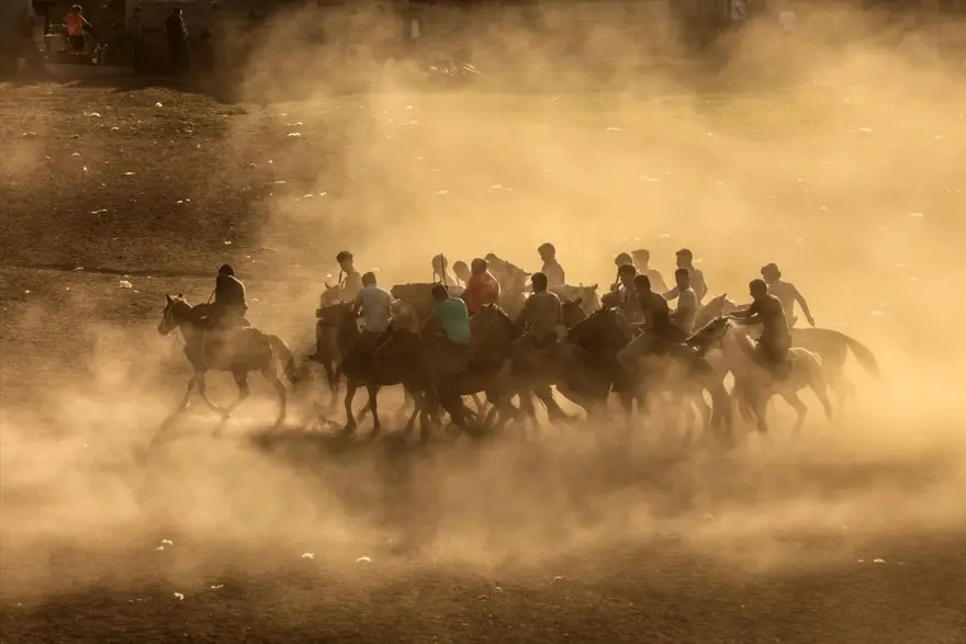 kırgız türkleri, buzkaşı, kökbörü oyunu, oğlak postu kapmaca, ulupamir, erciş 6