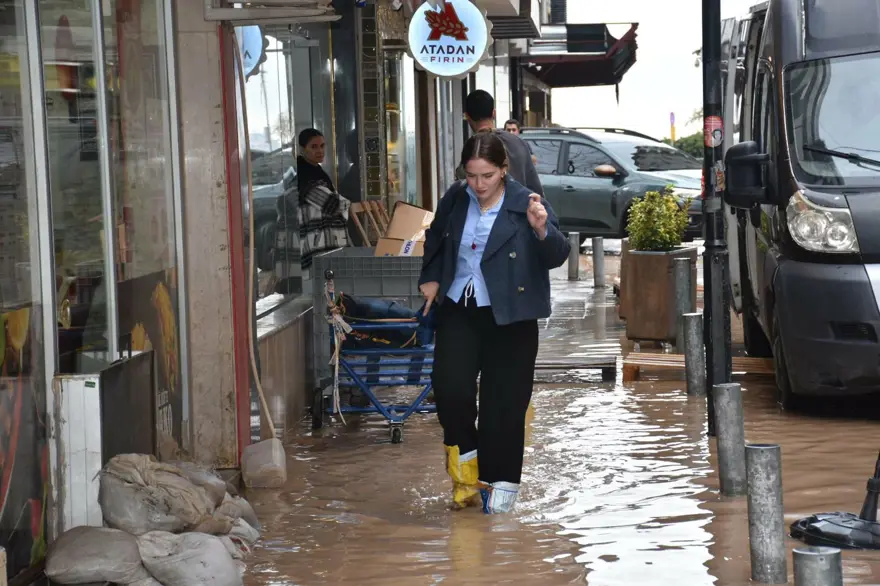 İZMİR'DE SU BASKINLARI YAŞANDI 3