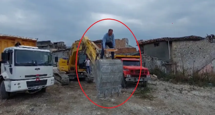 Hafriyat işçilerinden ekskavatör üstünde künefe şovu 