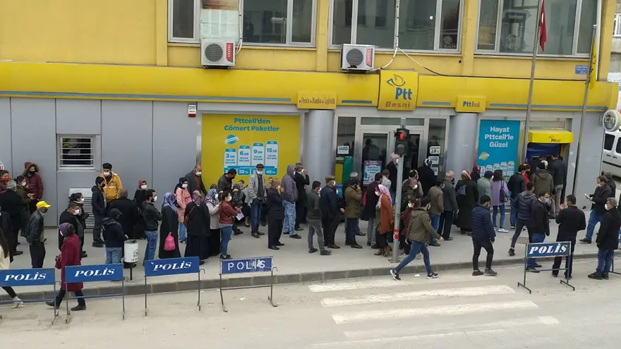 PTT şubesi önünde uzun kuyruk: Sosyal mesafe unutuldu 