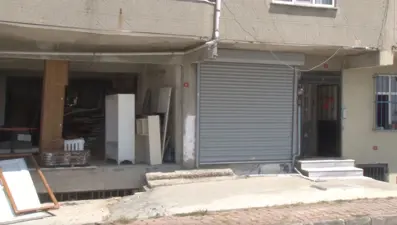 Bina sahibi kiracıları isyan ettirdi: Ayakkabıları ve kargoları çalıp camlara taş atıyor