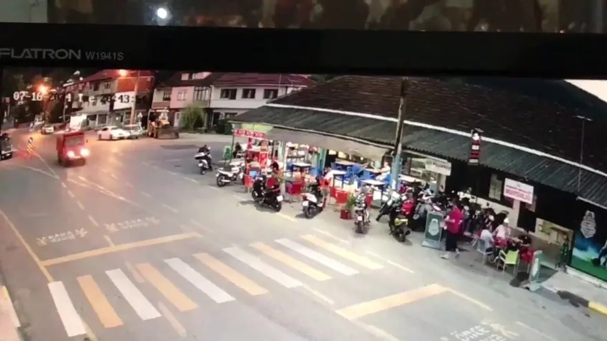 Kontrolden çıkan otomobil kahvehaneye daldı! Facianın eşiğinden dönüldü 4 Kontrolden çıkan otomobil kahvehaneye daldı! Facianın eşiğinden dönüldü 4