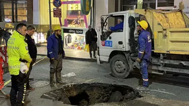 Nişantaşı'nda su borusu patladı, yol çöktü