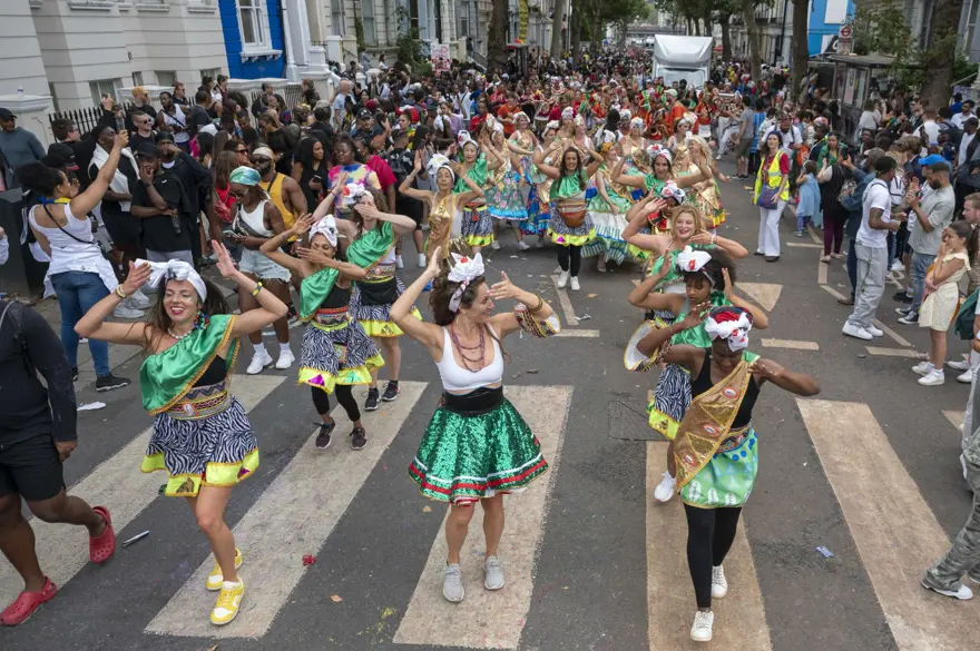 İngiltere'de düzenlenen Notting Hill Karnavalı'ndan renkli görüntüler 8 İngiltere'de düzenlenen Notting Hill Karnavalı'ndan renkli görüntüler 8