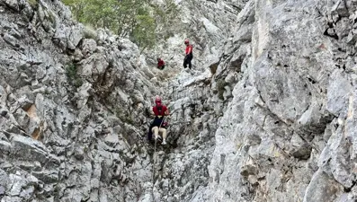 Yamaç paraşütçüleri kayalıklara düştü