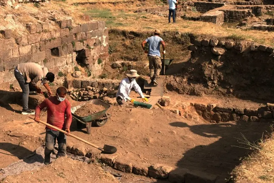 Bitlis Kalesi’nde Bizans ve Osmanlı dönemine ait bulgular bulundu 8 Bitlis Kalesi’nde Bizans ve Osmanlı dönemine ait bulgular bulundu 8
