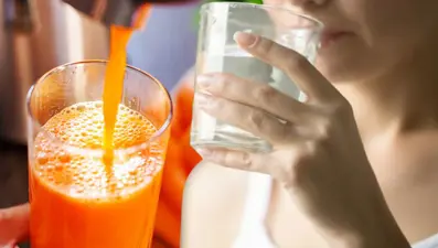 Yağlı karaciğeri iyileştirmek için sabah rutini: Uyanınca 1 bardak için