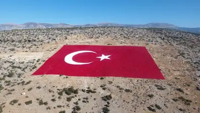 22 dönümlük araziye işlenen dev Türk bayrağı 20 günde boyandı