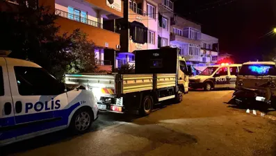 "Dur" ihtarına uymayan sürücü kamyonetle polis aracına çarptı