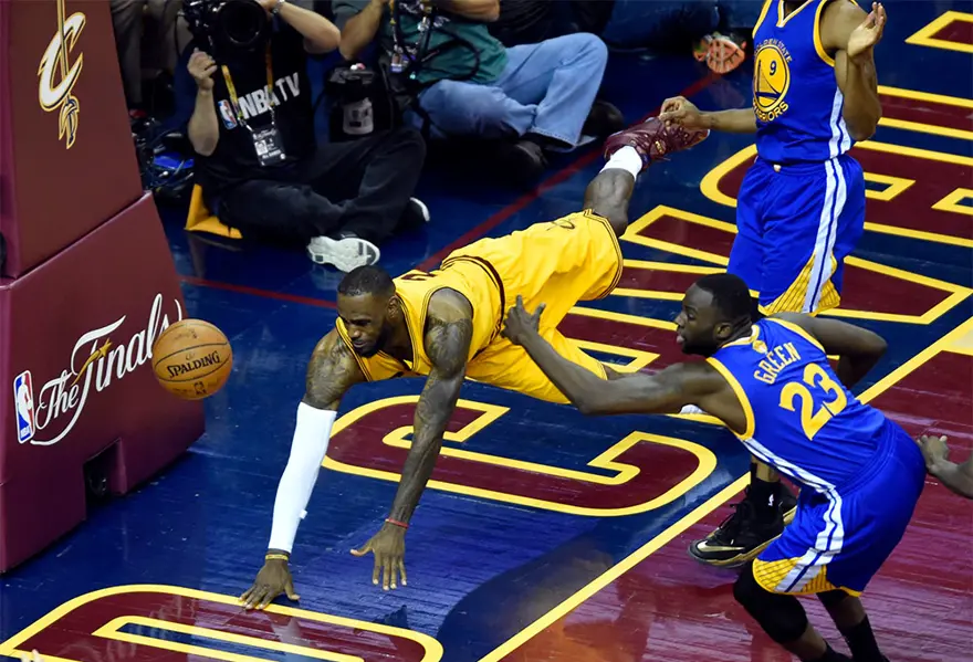 LeBron James'in kafası yarıldı 