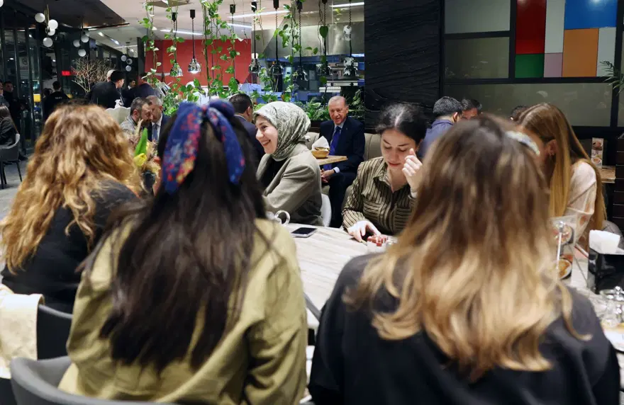 Cumhurbaşkanı Erdoğan'dan kafe sürprizi 1 Cumhurbaşkanı Erdoğan'dan kafe sürprizi 1