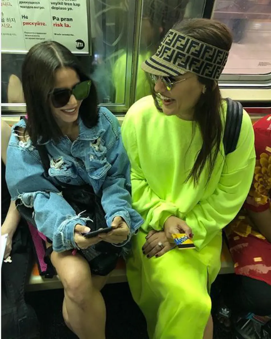 Oyuncu Merve Boluğur otobüste (Toplu taşıma kullanan ünlüler) 39