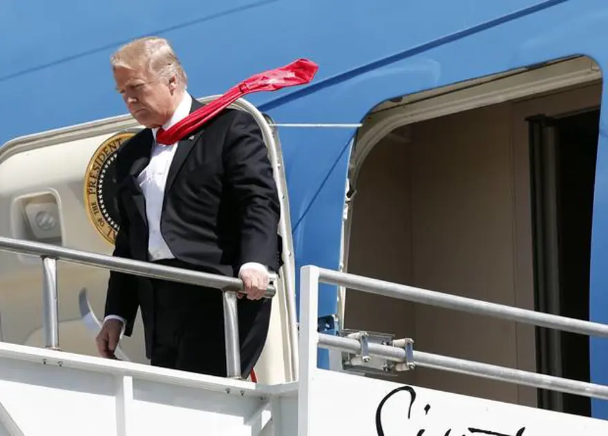 Trump'ın kravatı eleştiri konusu oldu 