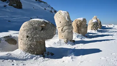 Nemrut Dağı'ndan eşsiz görüntüler: Dev heykeller karlar altında kaldı