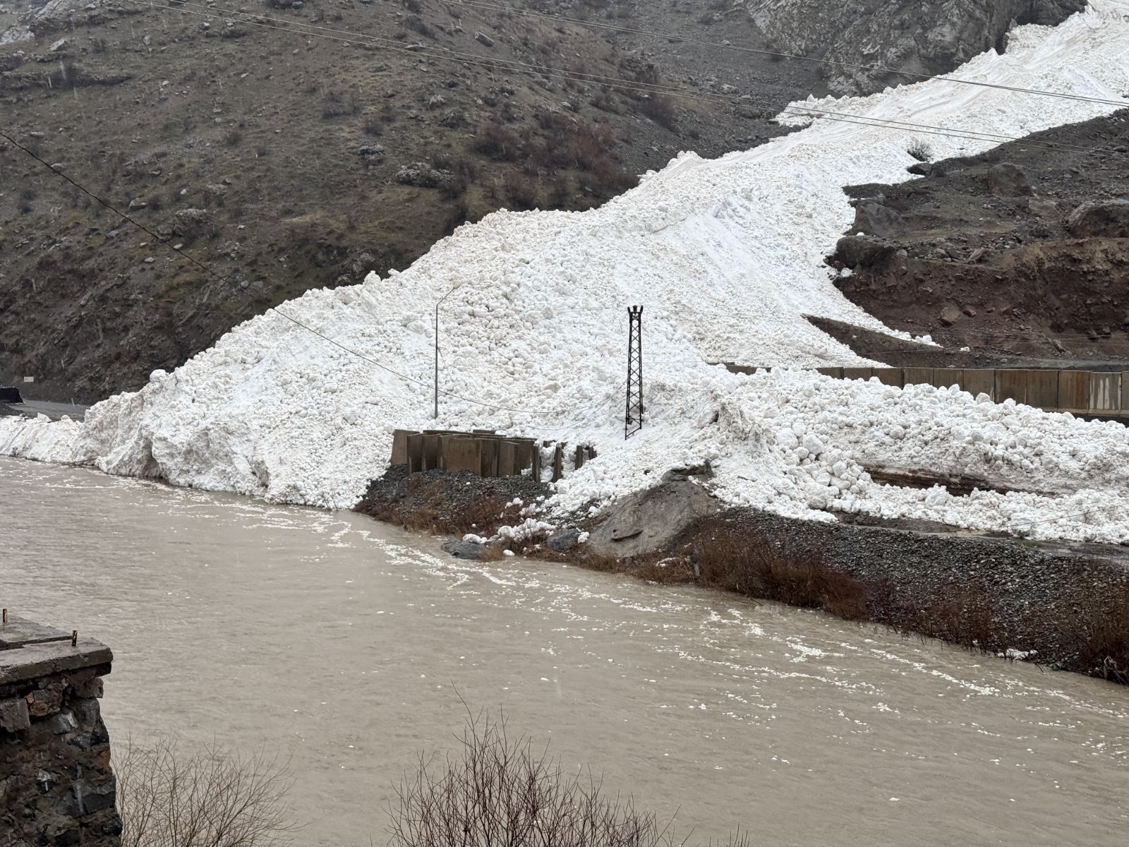 Hakkari'de çığ düşme anı böyle görüntülendi | Onlarca araç yolda kaldı